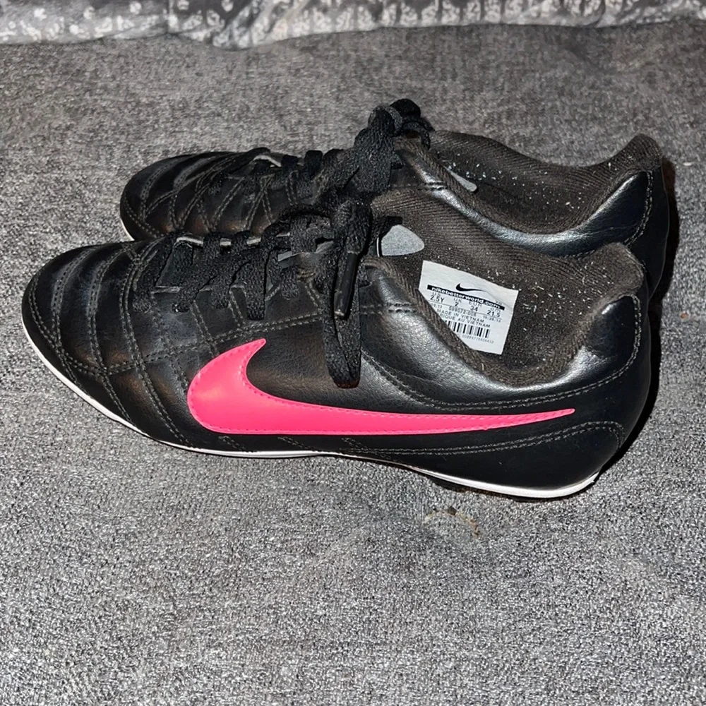 Youth Nike sz 2.5 Soccer Cleats Black & Pink
